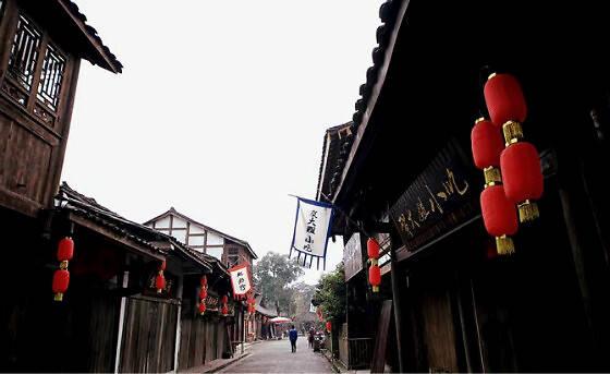 58岁张卫健彩排突发意外，被钢琴砸在身上，惊险意外画面曝光
